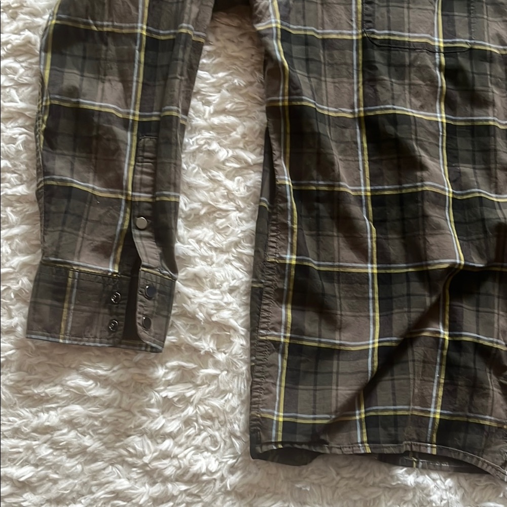 ๐ณ๏ธโ๐ Kenneth Cole Plaid Button-Up Shirt - Picture 3 of 9